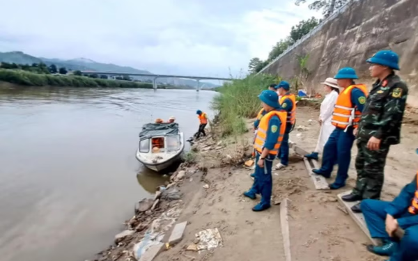 Chìm thuyền trên sông Hồng, một kiểm lâm viên mất tích