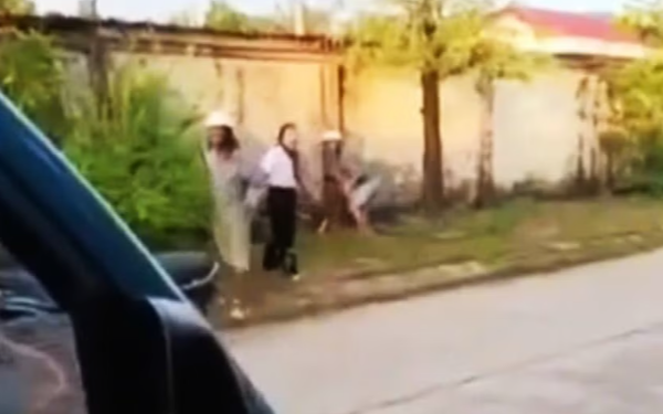 Ba mẹ con giáo viên bị chém trên đường về, bé 6 tuổi tử vong