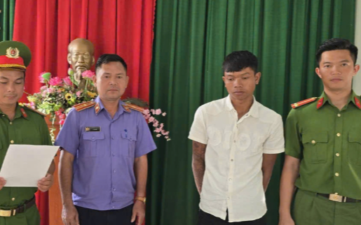 Xem livestream thấy vợ uống bia mãi không về, chồng đốt nhà