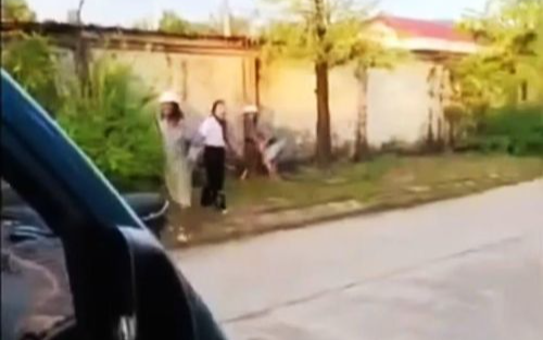 Ba mẹ con cô giáo bị chém, bé gái 6 tuổi tử vong