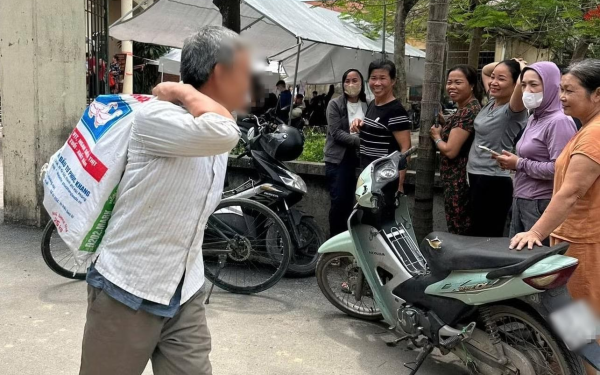 Người dân nhận bao tải tiền bồi thường giải phóng mặt bằng: Có rủi ro?