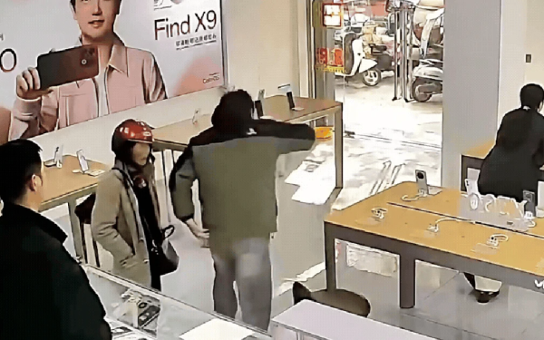 Vụ bé trai đập nát điện thoại vì mẹ không mua máy 20 triệu đồng: Chủ cửa hàng kể lại toàn bộ sự việc