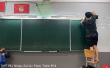 Vụ lớp 12 thiếu bảng, giáo viên phải viết lên tường: Lắp bảng mới trong đêm