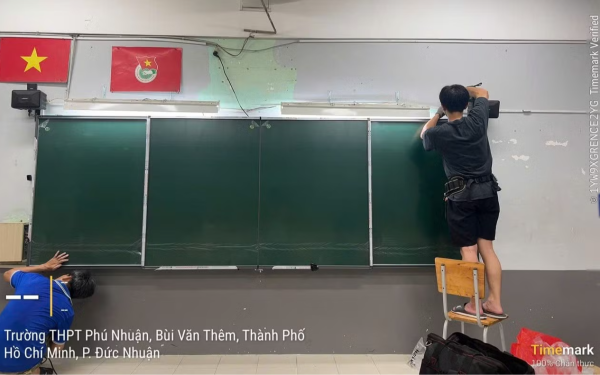 Vụ lớp 12 thiếu bảng, giáo viên phải viết lên tường: Lắp bảng mới trong đêm