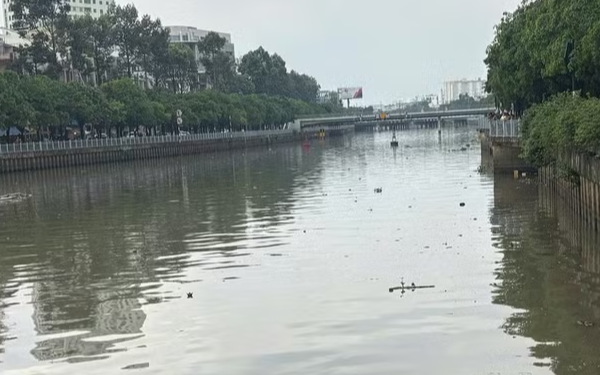 Nhân viên vớt rác phát hiện thi thể trên kênh Nhiêu Lộc