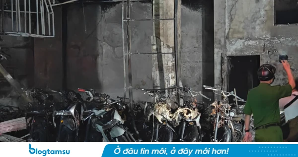Hà Nội: Cháy cửa hàng xe máy, hàng chục chiếc xe bị thiêu rụi