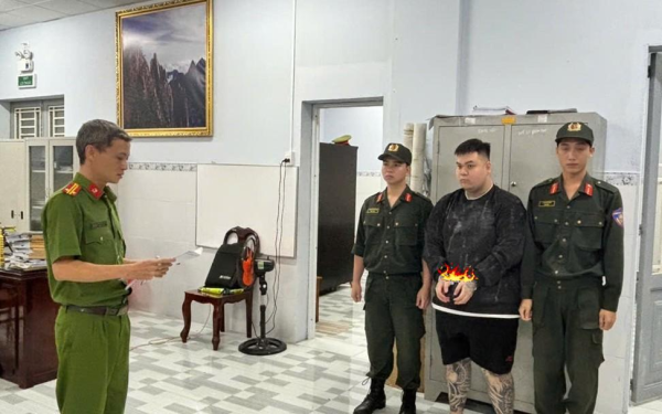 Nổ súng bắn chủ nợ giữa đường