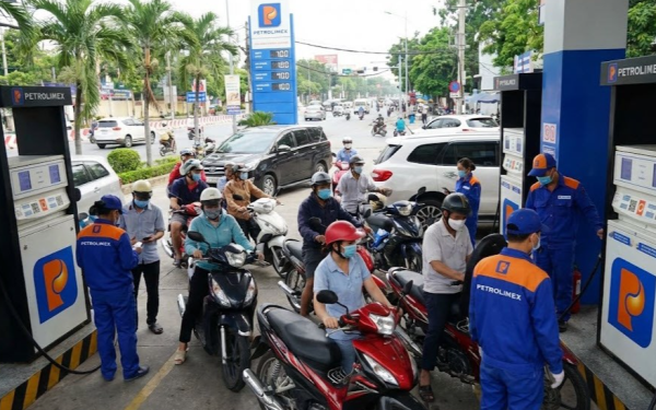 Giá xăng dầu hôm nay 10/10: Xăng E5, E10 trong nước tăng mạnh