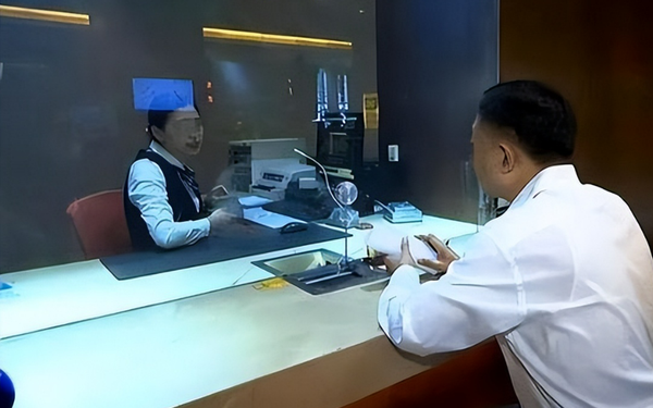 Sáng gửi tiết kiệm 20 tỷ đồng, trưa nhận thông báo trừ 16 tỷ, người đàn ông báo ngân hàng nhưng không ai giải quyết, chiều tài khoản chỉ còn 2 triệu
