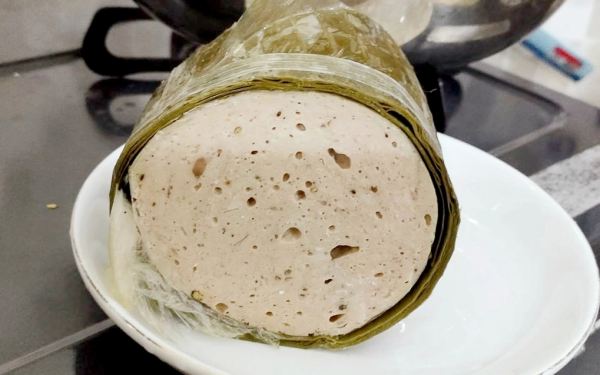 Nguy cơ từ lớp màng nilon bọc bên trong giò lụa