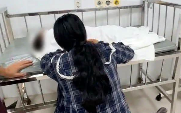 Bé gái tử vong tại bệnh viện sau mũi tiêm