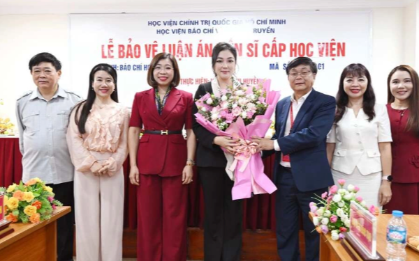 Hoa hậu Nguyễn Thị Huyền trở thành tiến sĩ