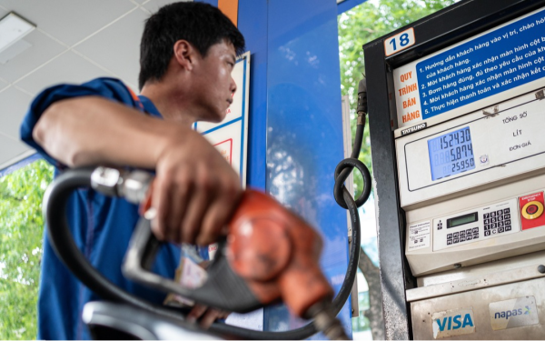 Giá xăng E10 giảm về sát 27.000 đồng một lít