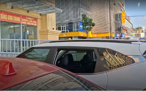 Hàng loạt ôtô đỗ dưới chung cư bị đập vỡ kính