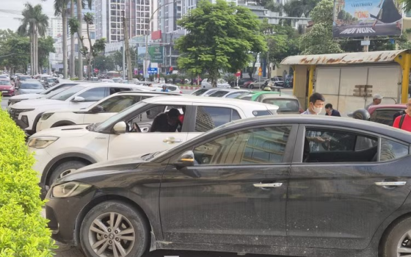 Công an vào cuộc xác minh loạt ô tô bị đập vỡ kính trước chung cư