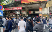 Khách vây kín cửa hàng, chờ nhiều tiếng mua hoa ngày 20/10
