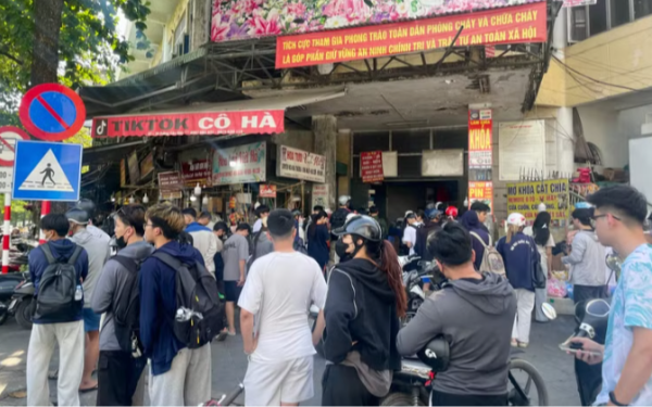 Khách vây kín cửa hàng, chờ nhiều tiếng mua hoa ngày 20/10
