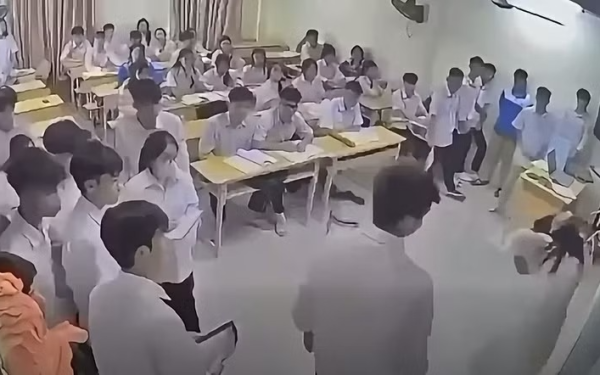 Hà Nội: Bắt giữ nam sinh đánh cô giáo giữa lớp