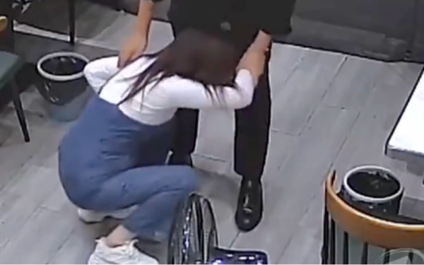 Gãy 5 xương sườn sau cái ôm của chồng