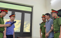 Công an Phú Thọ bắt tạm giam người cha nhiều lần hành hạ hai con gái ruột
