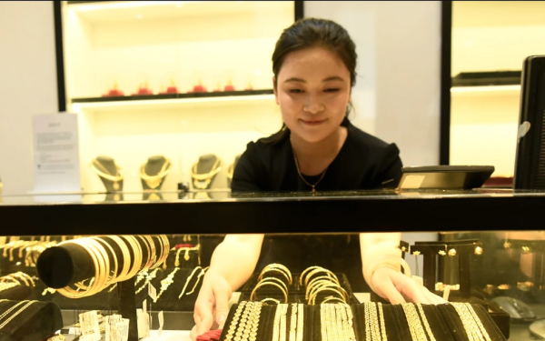 Giá vàng bất động, chênh lệch mua - bán mỗi nơi một kiểu