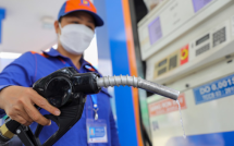Giá xăng E10 giảm hơn 1.800 đồng một lít