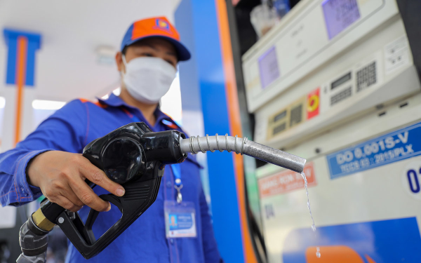 Giá xăng E10 giảm hơn 1.800 đồng một lít