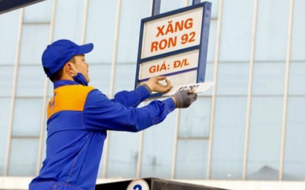 Giá xăng E10 giảm hơn 1.800 đồng một lít