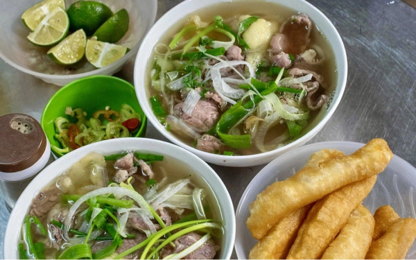 Bác sĩ cảnh báo 2 thói quen ăn phở tưởng vô hại lại 