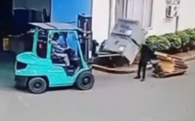 Clip: Kiện hàng bất ngờ đổ đè chết một công nhân