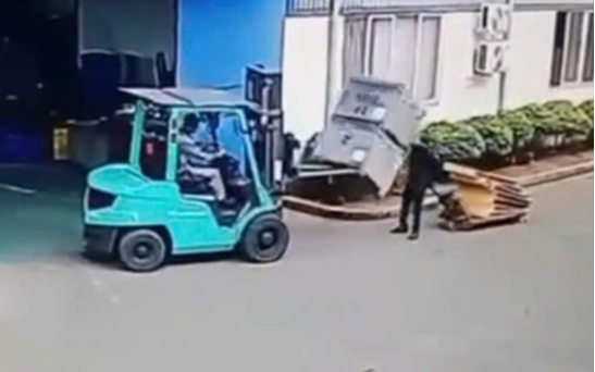 Clip: Kiện hàng bất ngờ đổ đè chết một công nhân