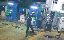 Bốn người cắt trộm dây sạc VinFast ở TP HCM