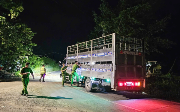Hàng trăm cảnh sát chốt chặn xuyên đêm, truy lùng các phạm nhân trốn trại giam