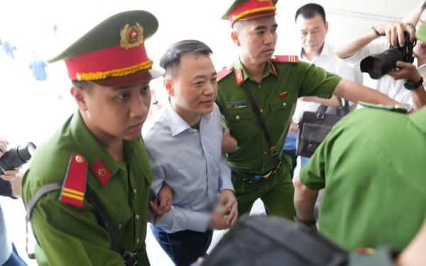 Cảnh sát dẫn giải Mr Pips, Shark Bình cùng đồng phạm đến tòa