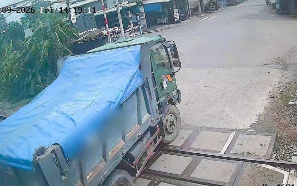 Cố vượt đèn đỏ đường sắt, hai tài xế ô tô trả giá đắt