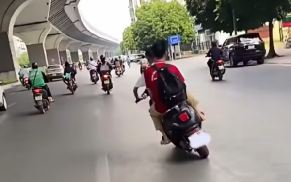 Con đi xe máy điện 