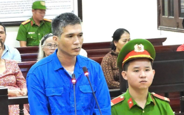 Truy đuổi trên đường, dồn vợ cũ vào góc phòng để tấn công