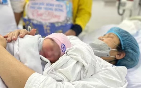 Hà Nội đề xuất hỗ trợ 1 triệu đồng cho cặp đôi kết hôn, 4 triệu đồng cho phụ nữ sinh 2 con trước 35 tuổi