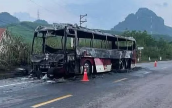 Xe khách cháy rụi ở Quảng Ninh, 23 du khách nước ngoài thoát nạn