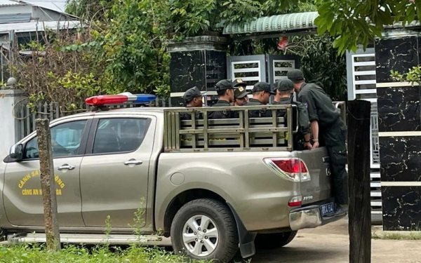 Hàng trăm cảnh sát vào rừng sâu truy tìm 2 người trốn trại giam