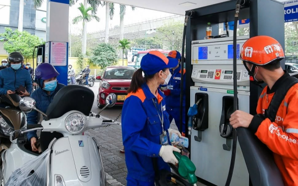 Giá xăng E5, E10 đồng loạt tăng, dầu diesel vượt mốc mới
